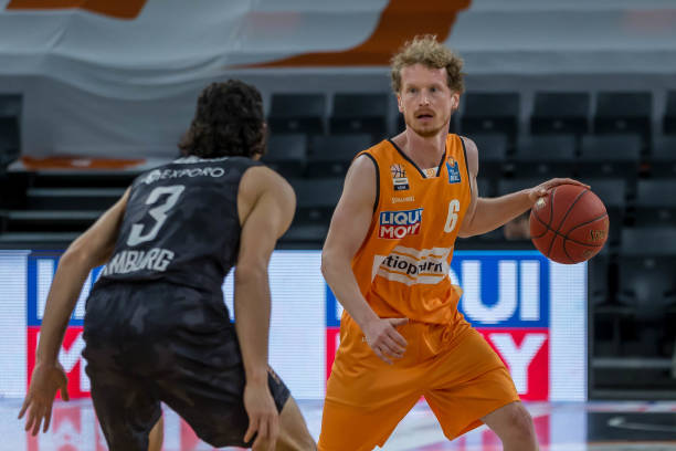 更凸显了他 更凸显了他